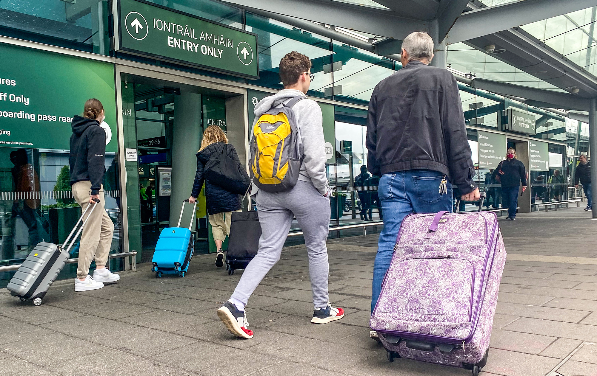 Все места переполнены. В Дублине украинские беженцы ночуют в аэропорту